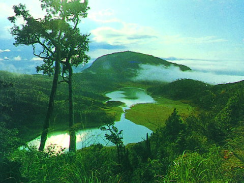 翠峰湖全景480-360.jpg